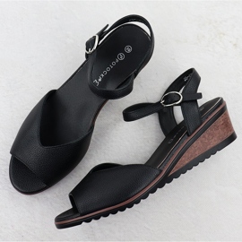Sandalias de mujeres sobre cuñas Black Potocki 12624 negro 3