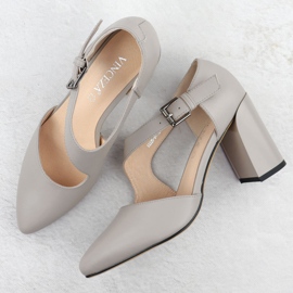Bombas de cuero en los zapatos de pilares con un cinturón gris Vinceza 91133 3