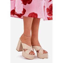 Zapatillas para mujeres en la plataforma y el post beige 4
