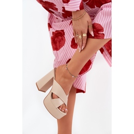 Zapatillas para mujeres en la plataforma y el post beige 7