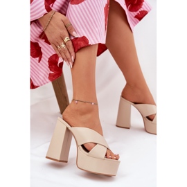 Zapatillas para mujeres en la plataforma y el post beige 10