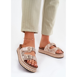 Zapatillas con decoración y hebillas en la plataforma de oro dorado 2