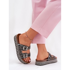 Zapatillas con decoración y hebillas en la plataforma negra negro 6