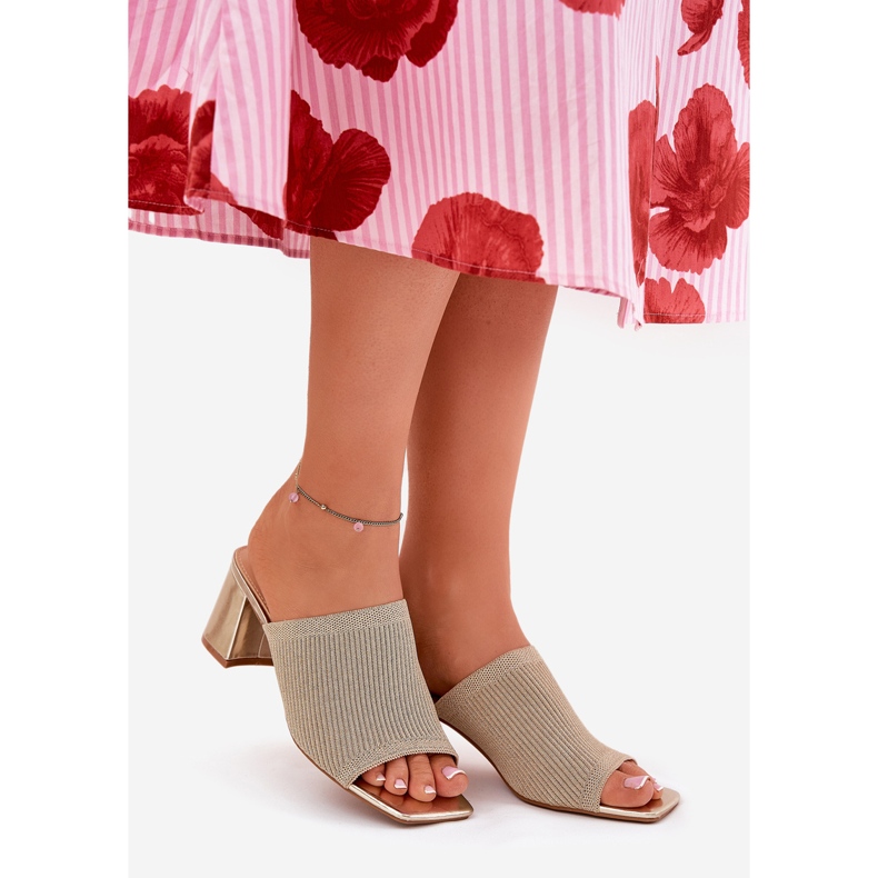 Tacones de mujer con pistilo dorado 2