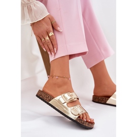 Chanclas para mujeres con abrazaderas en una suela dorada de corcho dorado 6