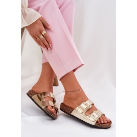 Chanclas para mujeres con abrazaderas en una suela dorada de corcho dorado 7