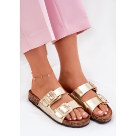 Chanclas para mujeres con abrazaderas en una suela dorada de corcho dorado 8
