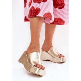 Zapatillas para mujeres de cuero ecológica en la plataforma y cuñas de oro dorado 2 Zapatillas para mujeres de cuero ecológica en la plataforma y cuñas de oro dorado 2