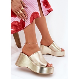 Zapatillas para mujeres de cuero ecológica en la plataforma y cuñas de oro dorado 7