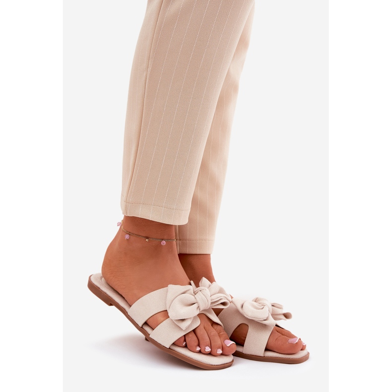 Chanclas planas para mujeres con beige de arco 1 Chanclas planas para mujeres con beige de arco 1