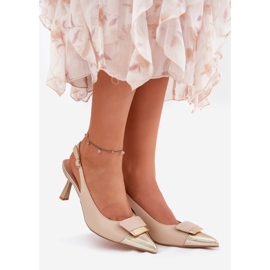 Elegantes tacones altos con decoración beige de cuero ecológico 1