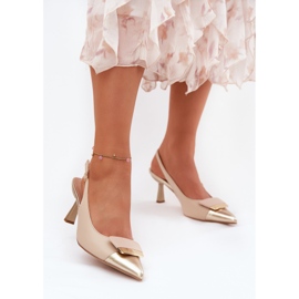 Elegantes tacones altos con decoración beige de cuero ecológico 2