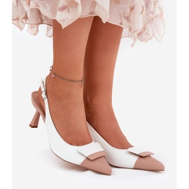 Elegantes tacones altos con una decoración de cuero en blanco ecológico 1