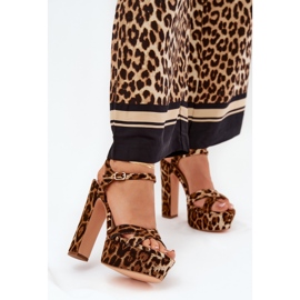 Sandalias para mujeres en un poste alto y una plataforma de estampado de leopardo marrón 2 Sandalias para mujeres en un poste alto y una plataforma de estampado de leopardo marrón 2