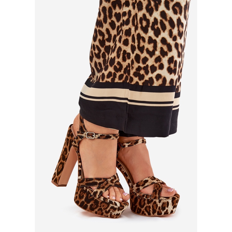 Sandalias para mujeres en un poste alto y una plataforma de estampado de leopardo marrón 1 Sandalias para mujeres en un poste alto y una plataforma de estampado de leopardo marrón 1