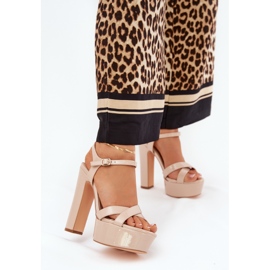 Sandalias de mujeres en un alto poste y plataforma barnished beige 2