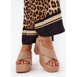 Sandalias de mujeres en el poste y plataforma con caqui de cuero ecológico beige 3