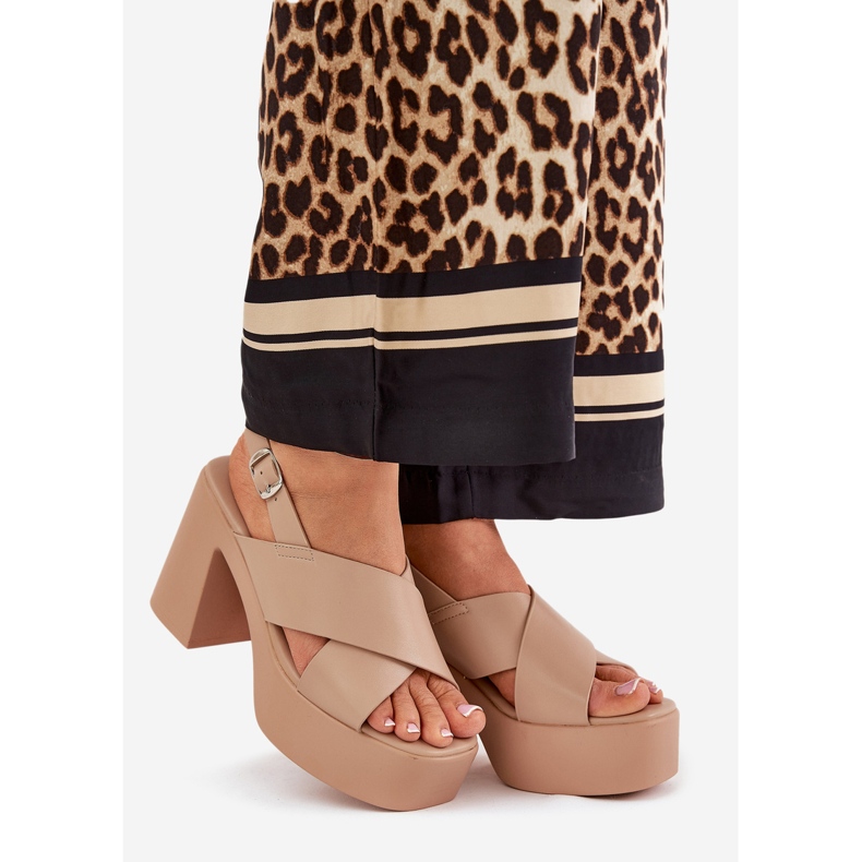 Sandalias de mujeres en el poste y plataforma con caqui de cuero ecológico beige 1 Sandalias de mujeres en el poste y plataforma con caqui de cuero ecológico beige 1