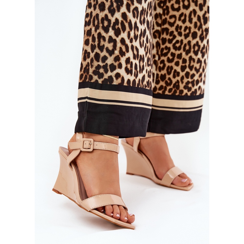 Sandalias de mujeres pintadas para cuñas desnudas beige 2