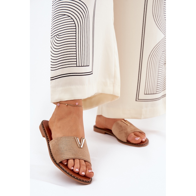 Chanclas de mujer plana con detalles decorativos de color caqui beige 2