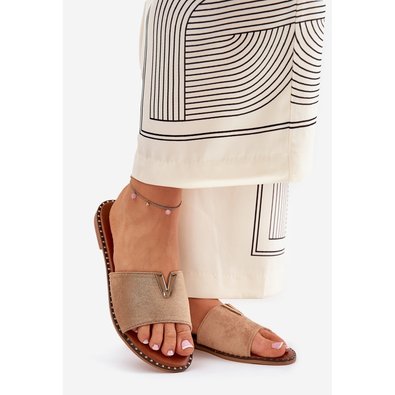 Chanclas de mujer plana con detalles decorativos de color caqui beige 1