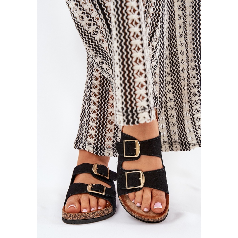 Flip Flip Flip Flip en una plataforma de corcho con abrazaderas doradas negras negro 2