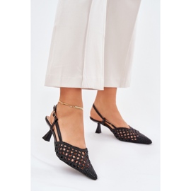 Tacones altos con una nariz puntiaguda y un tacón negro 2 Tacones altos con una nariz puntiaguda y un tacón negro 2