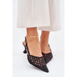 Tacones altos con una nariz puntiaguda y un tacón negro 3