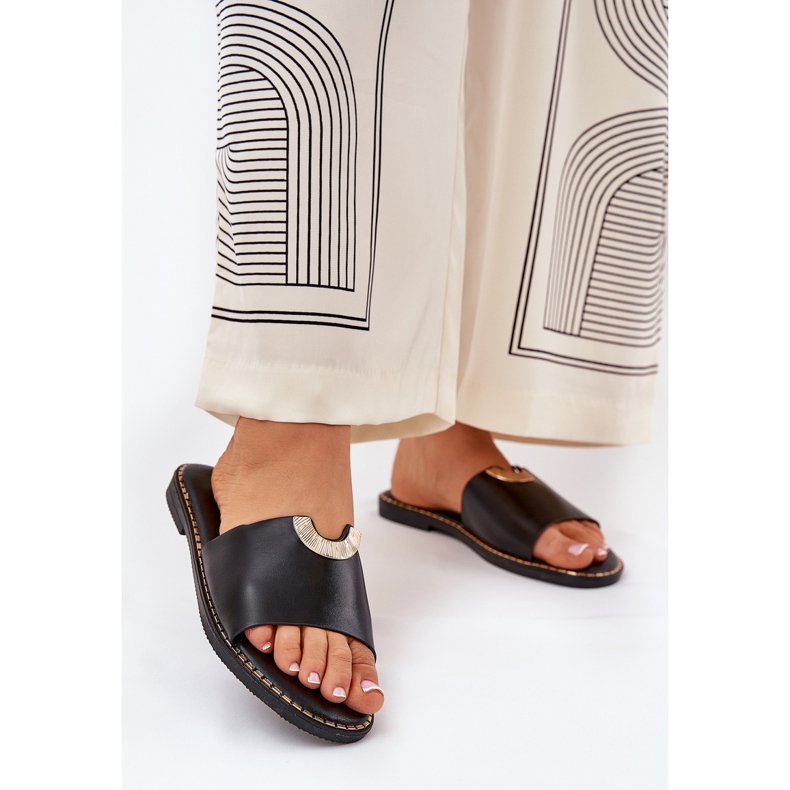 Zapatillas para mujeres de cuero ecológica con detalles decorativos negros 2 Zapatillas para mujeres de cuero ecológica con detalles decorativos negros 2