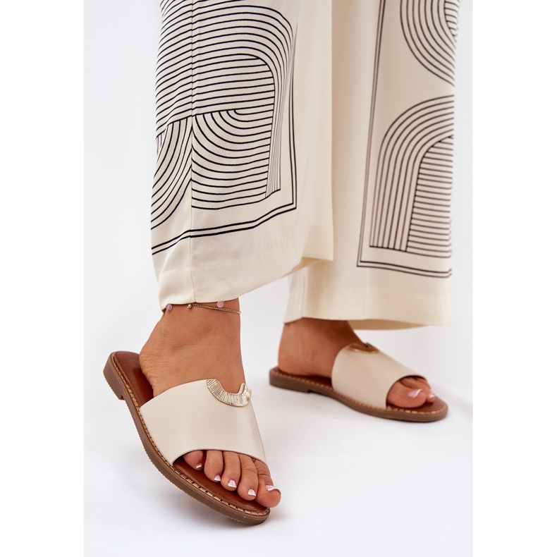 Zapatillas para mujeres de cuero ecológica con detalles decorativos beige 2 Zapatillas para mujeres de cuero ecológica con detalles decorativos beige 2