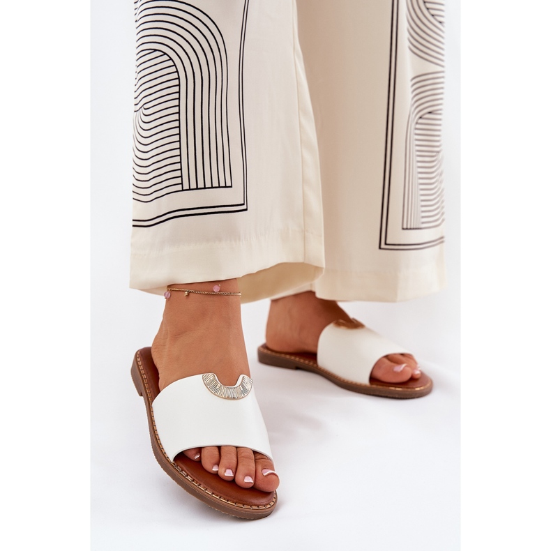 Zapatillas para mujeres de cuero ecológica con detalles blancos decorativos 2