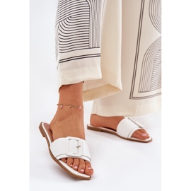 Zapatillas para mujeres de cuero ecológico plano con hebilla blanca blanco 2