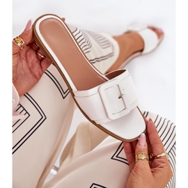 Zapatillas para mujeres de cuero ecológico plano con hebilla blanca blanco 7