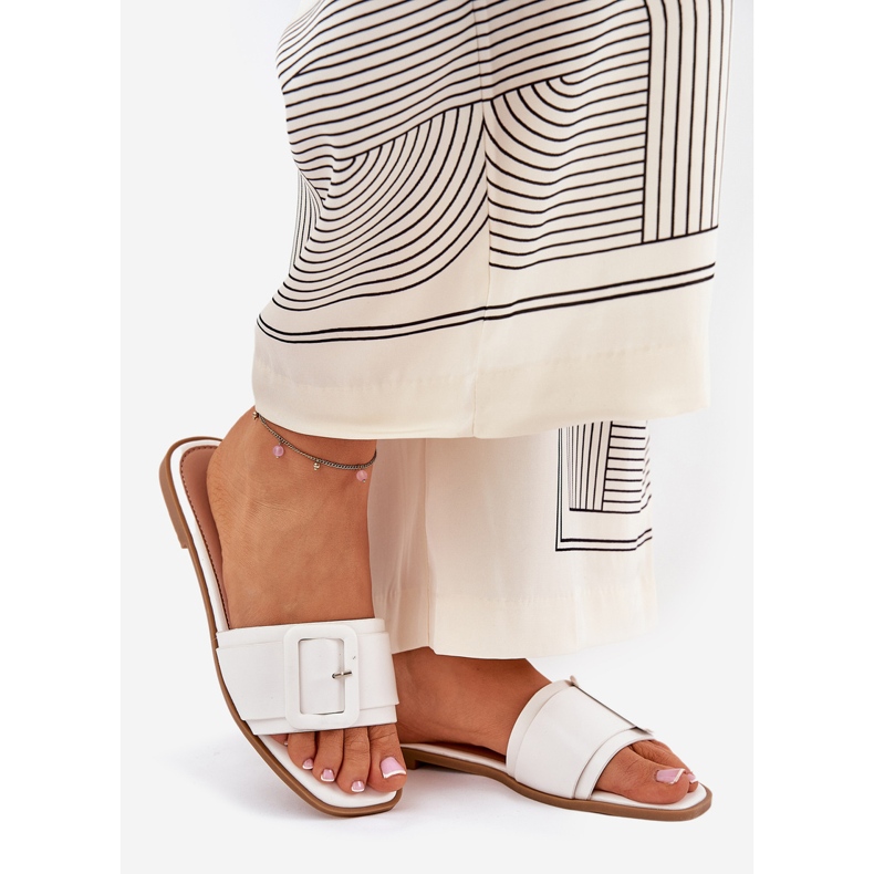Zapatillas para mujeres de cuero ecológico plano con hebilla blanca blanco 1