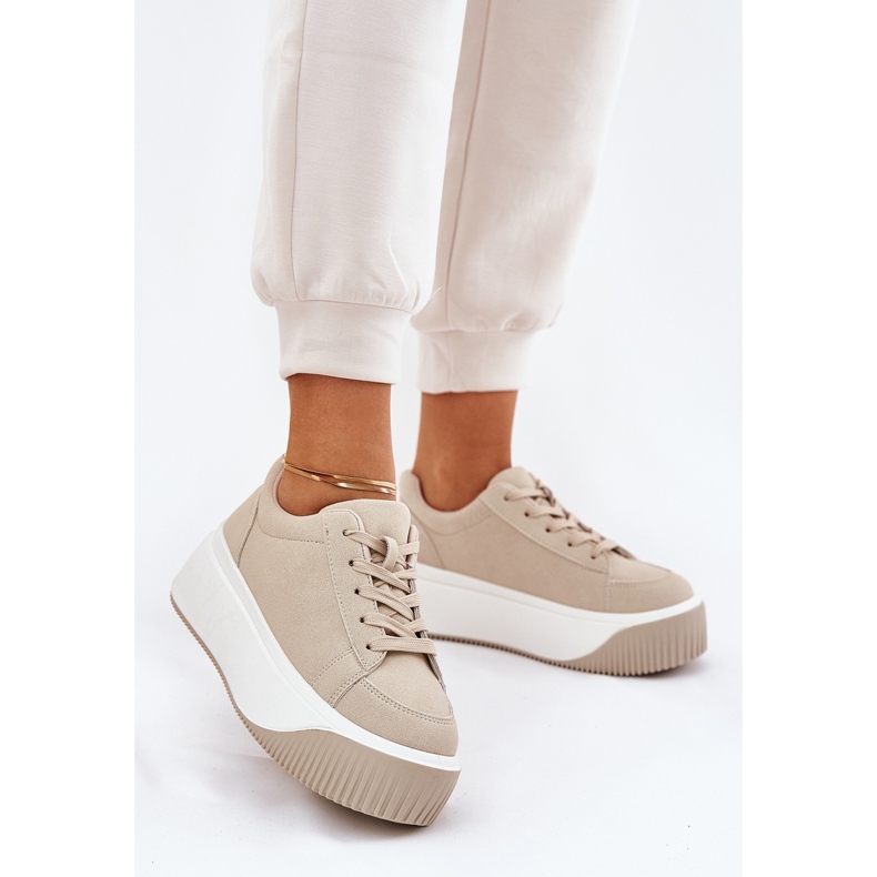 Zapatillas de deporte en una plataforma masiva beige suave 2 Zapatillas de deporte en una plataforma masiva beige suave 2