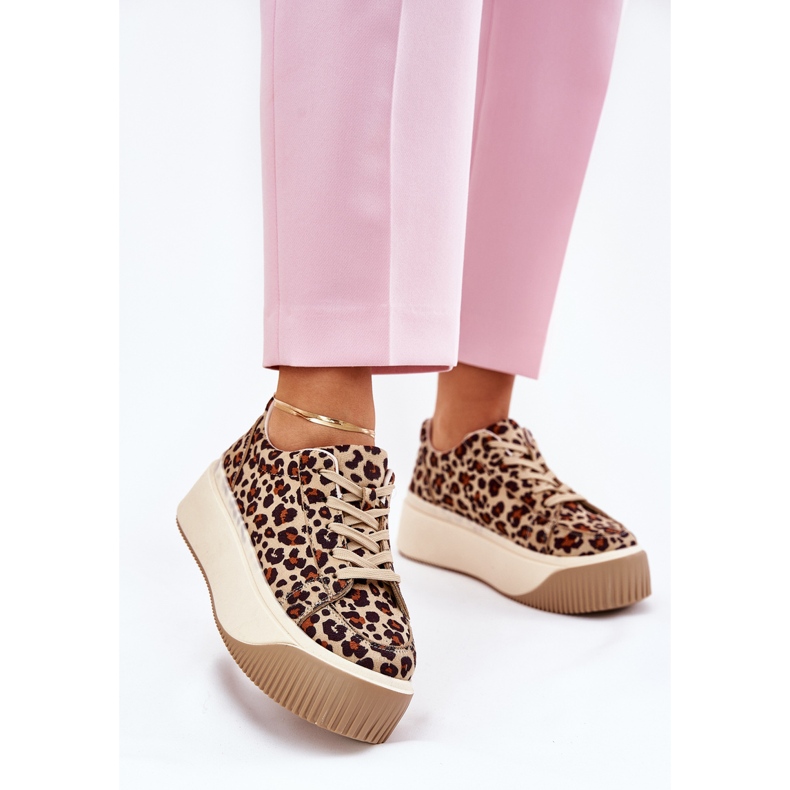 Zapatillas de deporte en una plataforma de leopardo marrón masiva 2 Zapatillas de deporte en una plataforma de leopardo marrón masiva 2