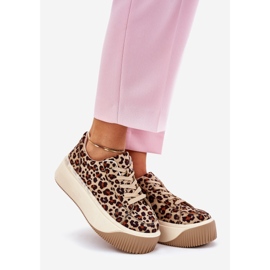 Zapatillas de deporte en una plataforma de leopardo marrón masiva 1 Zapatillas de deporte en una plataforma de leopardo marrón masiva 1