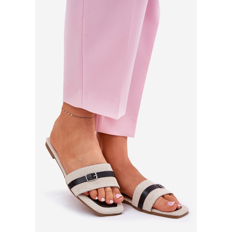 Chanclas de mujeres planas con cinturón y hebilla de color negro color beige 1