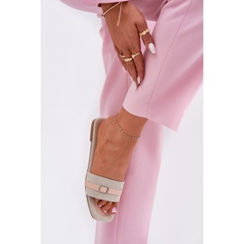 Chanclas de mujeres planas con beige de cinturón y hebilla 3