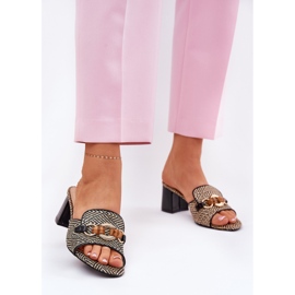 Tacones para mujeres con una decoración negra negro 3
