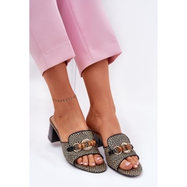 Tacones para mujeres con una decoración negra negro 10