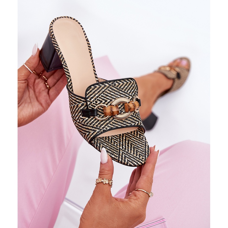 Tacones para mujeres con una decoración negra negro 2