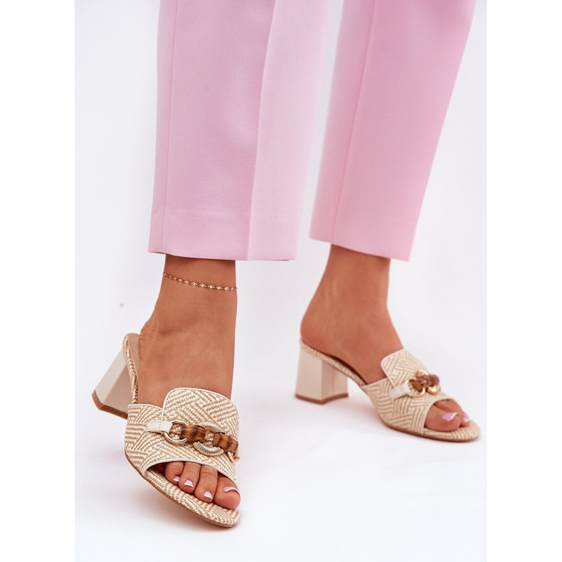 Tacones para mujeres con una decoración beige 2