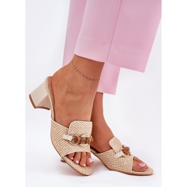 Tacones para mujeres con una decoración beige 5