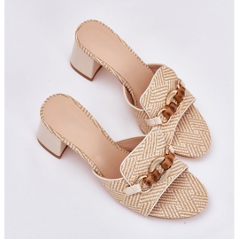 Tacones para mujeres con una decoración beige 8