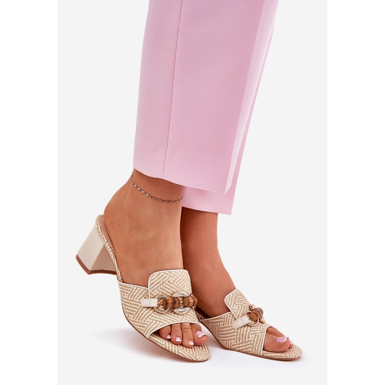 Tacones para mujeres con una decoración beige 1