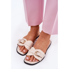 Chanclas de mujeres planas con una abrazadera beige dorada 3