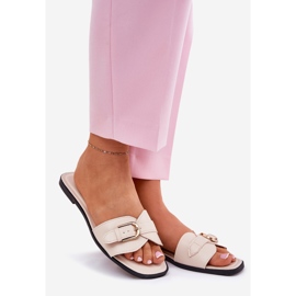 Chanclas de mujeres planas con una abrazadera beige dorada 1