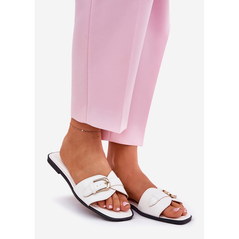 Chanclas de mujer plana con una hebilla dorada blanca blanco 1