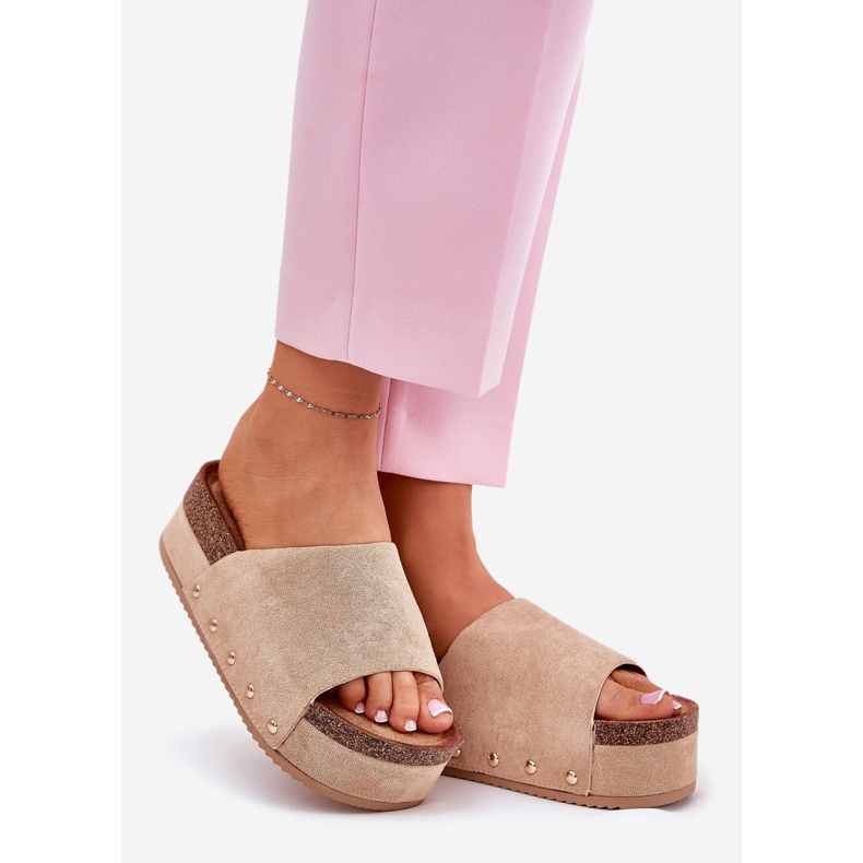 Zapatillas para mujeres en la plataforma masiva Eco Suede Khaki beige 1